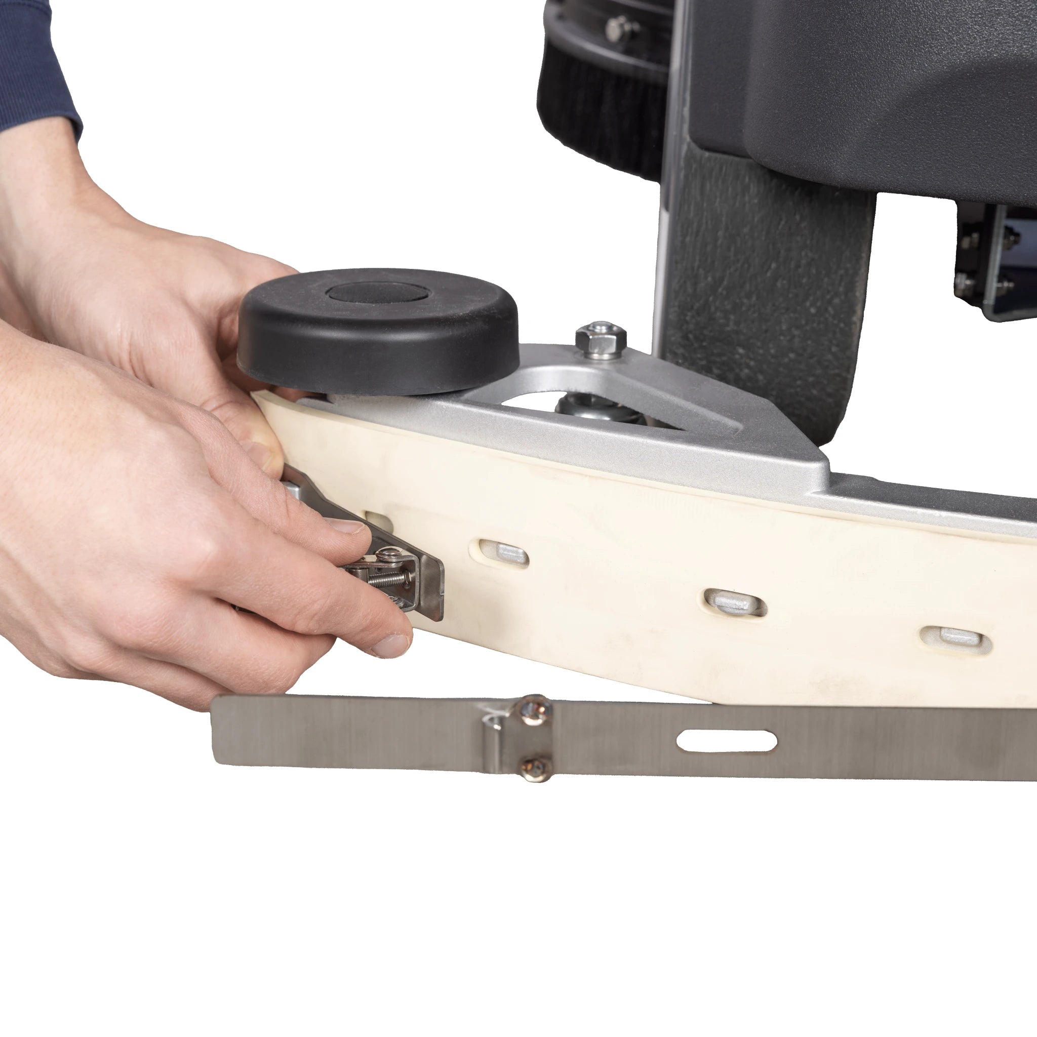 Aufsitz-Scheuersaugmaschine SCRUBBER-L mit 810 mm Bürsten