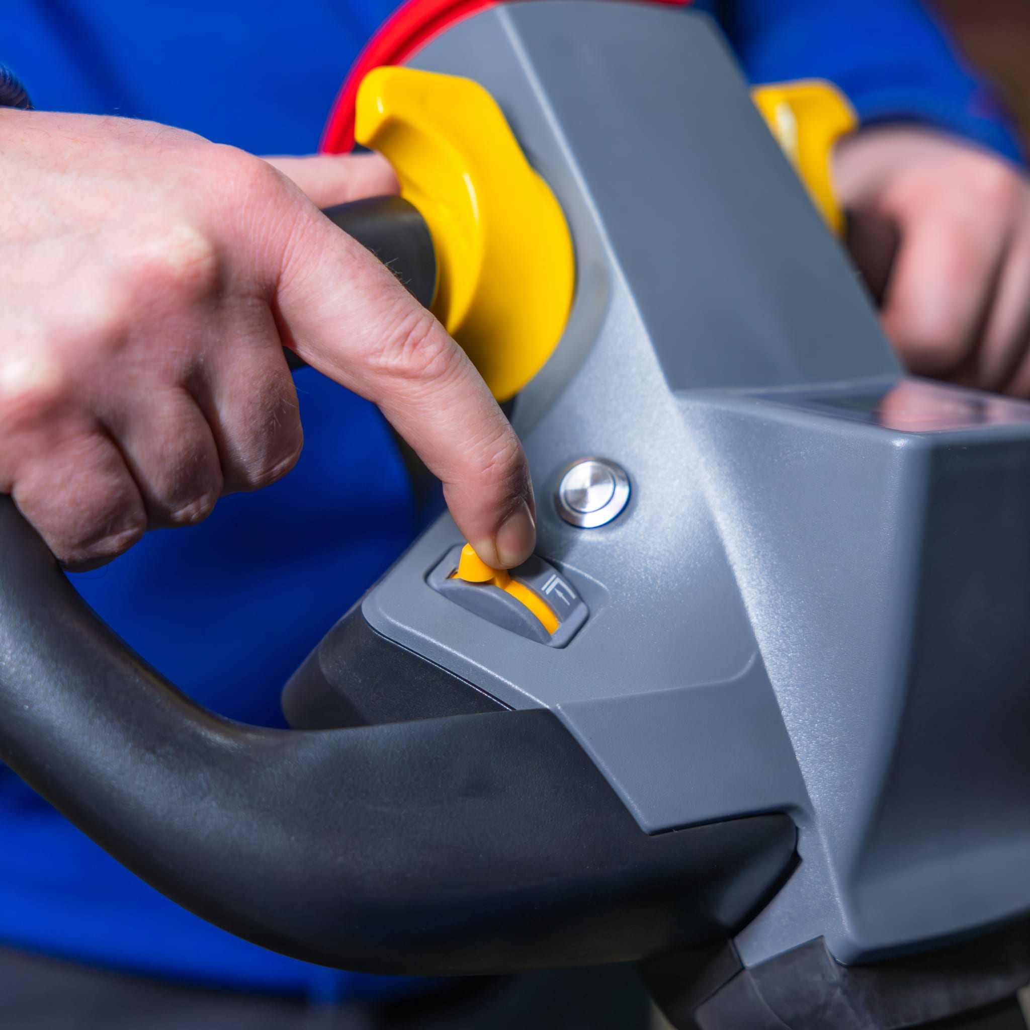 EXACT pedestrian stacker with proportional lift