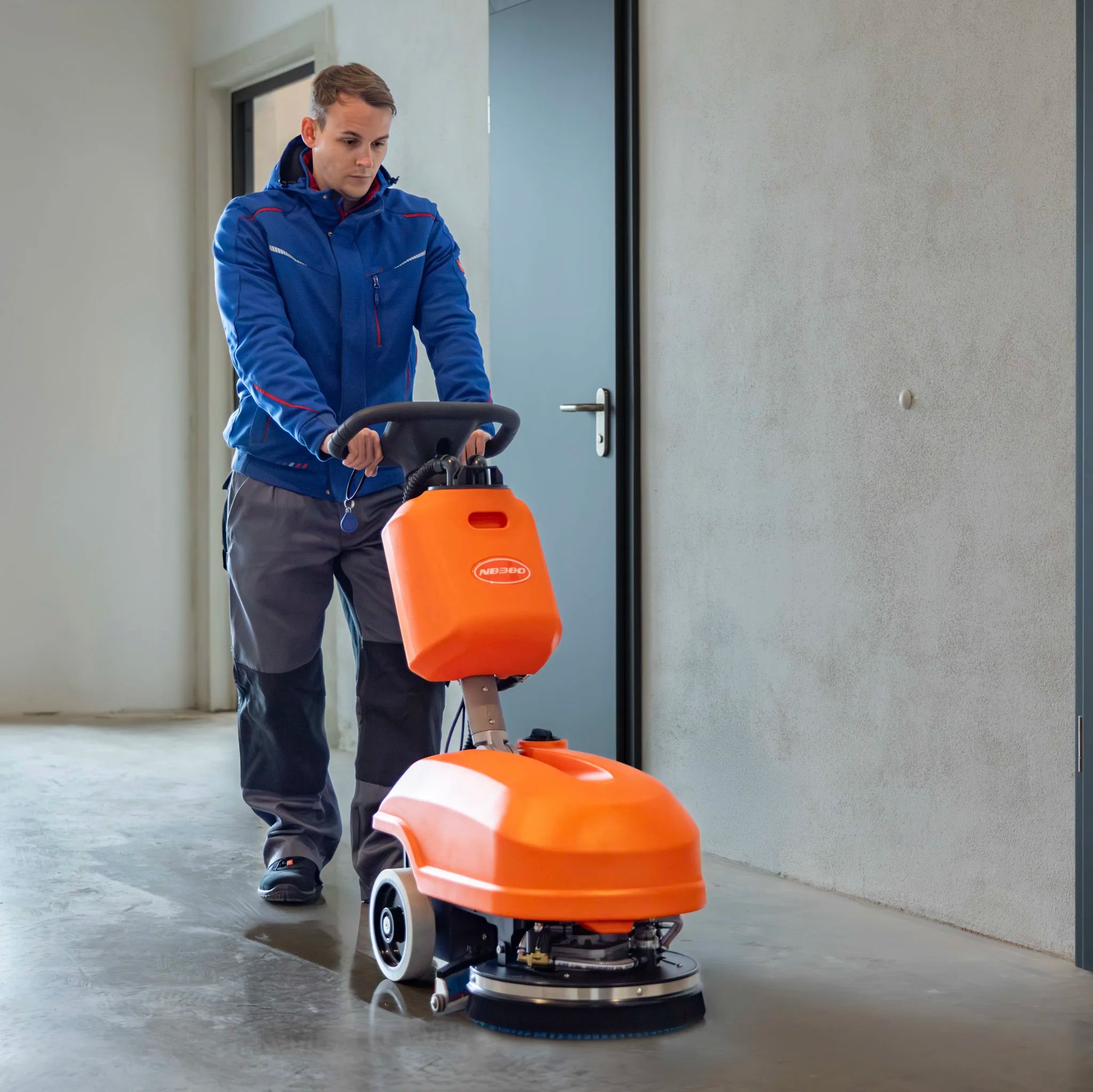 Schrubbsauger Pallit SCRUBBER-XS beim Wischen
